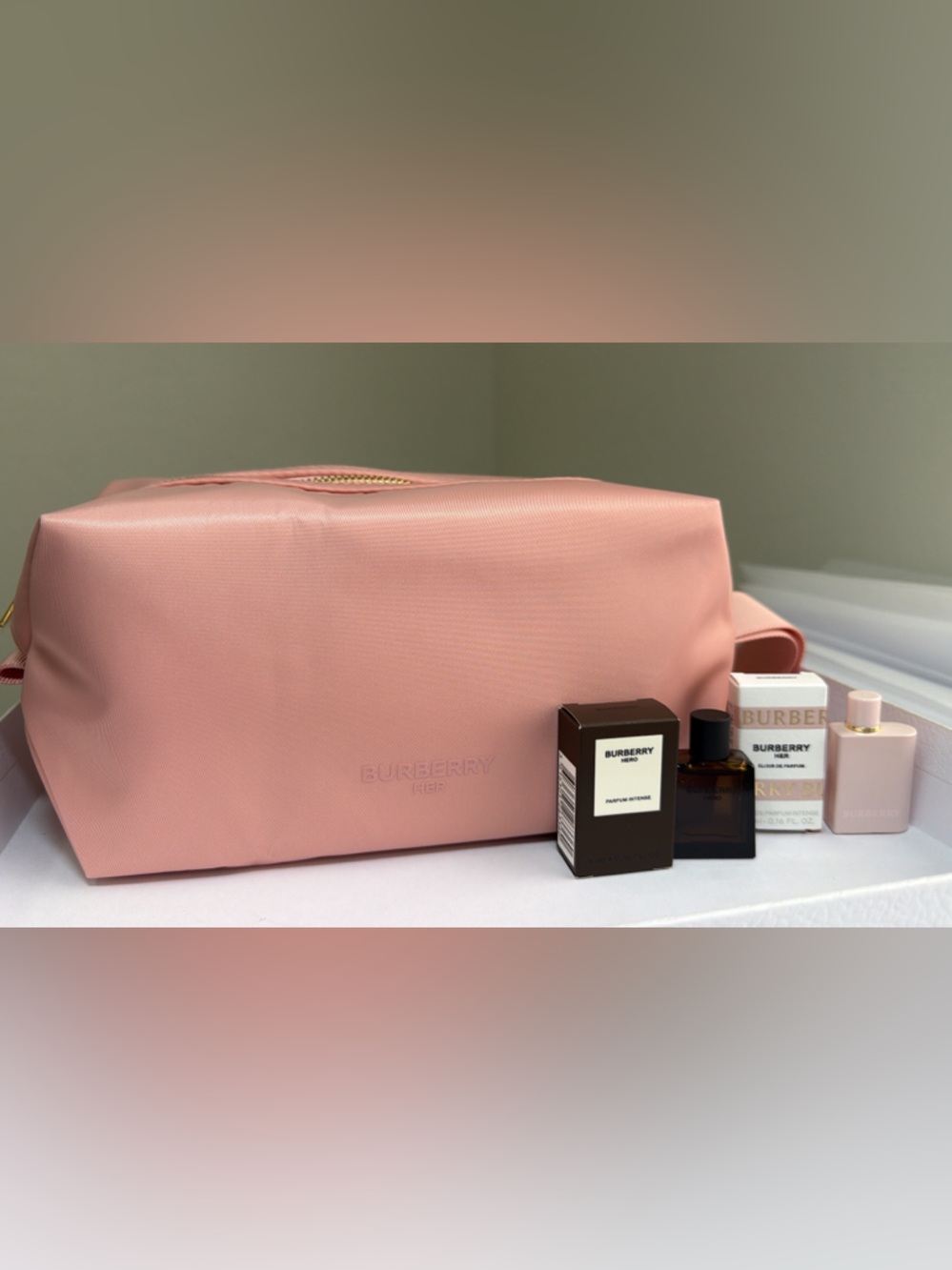 New,unused & authentic Burberry large travel Cosmetic Bag with 2 Mini Fragrance3